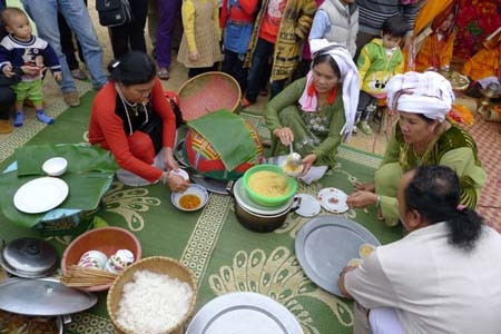 Người nhà các thiếu nữ chuẩn bị lễ vật để cúng lễ.