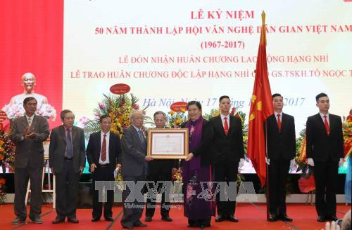 Phó Chủ tịch thường trực Quốc hội Tòng Thị Phóng trao Huân chương Lao động Hạng Nhì cho Giáo sư, Tiến sỹ Khoa học Tô Ngọc Thanh, Chủ tịch Hội Văn nghệ Dân gian Việt Nam. Ảnh: Phương Hoa – TTXVN