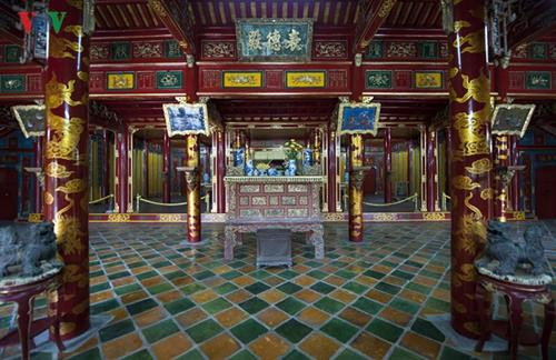 Năm 2016, “Thơ văn trên Kiến trúc cung đình Huế” được ghi danh Di sản Tư liệu Thế giới Khu vực châu Á- Thái Bình Dương. Đây là những di sản tư liệu độc đáo, là những bản gốc, duy nhất hiện chỉ còn ở Việt Nam và có giá trị nổi bật toàn cầu. Hệ thống di sản thơ văn này thật sự là một bảo tàng sống động, độc đáo, riêng có về văn chương thời Nguyễn. Thơ tráng men pháp lam trên ngoại thất điện Thái Hòa. Đây thực sự là một kho tàng văn hóa vô giá của xứ Huế, của Việt Nam mà cho đến nay chưa phải ai cũng biết đến dù chúng có hàng ngàn đơn vị, hiển hiện khắp nơi trên nhiều, rất nhiều công trình kiến trúc cung đình triều Nguyễn tại cố đô Huế. Thơ văn trên kiến trúc cung đình thường được trang trí theo lối “nhất thi nhất họa” hoặc “nhất tự nhất họa”, mỗi bài thơ hay mỗi đại tự được trang trí kèm một bức tranh. Vị trí thể hiện chủ yếu là trên các liên ba, đố bản hay cổ diềm các công trình, cả trong nội thất và ngoại thất, để ở vị trí nào người ta cũng có thể chiêm ngưỡng, thưởng thức được Thơ thì phổ biến là thể ngũ ngôn, thất ngôn; câu đối thì khá đa dạng, không cố định số chữ; đại tự thì chủ yếu là các mỹ tự với ý nghĩa tốt đẹp Thơ trên di tích lăng Thiệu Trị. Cho đến nay, hệ thống thơ văn chữ Hán trên kiến trúc cung đình Huế vẫn được bảo tồn rất tốt, trừ các tác phẩm đã bị mất mát do công trình bị tiêu hủy, số còn lại được giữ gìn hầu như nguyên vẹn. Cổ diềm trang trí men pháp lam ở Lăng Thiệu trị Đánh giá về kho tàng thơ văn này, nhiều nhà nghiên cứu cho rằng, đây là một di sản vô cùng đặc biệt, nó không chỉ phản ánh trí tuệ, tài năng của các vị hoàng đế triều Nguyễn, mà còn phản ánh truyền thống văn hóa và đặc trưng của xứ Huế, vùng đất của thi ca và các thi nhân nổi tiếng. Thơ trên di tích lăng Thiệu Trị.