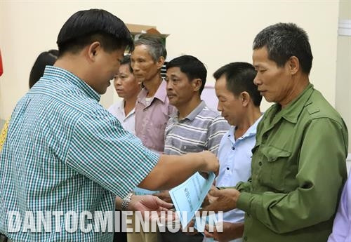 Tại đợt trao bò sinh sản năm 2019 ở huyện Mỹ Đức, ngoài phần hỗ trợ trong mô hình của Trung tâm Khuyến nông Hà Nội, huyện Mỹ Đức và Công ty cổ phần Giống gia súc Hà Nội còn hỗ trợ thêm mỗi hộ 4 triệu đồng. Ảnh: Trung Xuân