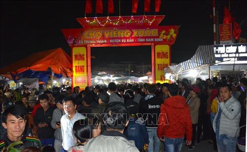 Rất đông du khách từ khắp các tỉnh thành đến chợ Viềng phủ tại huyện Vụ Bản, tỉnh Nam Định để du xuân. Ảnh Công Luật – TTXVN Rất đông du khách từ khắp các tỉnh thành đến chợ Viềng phủ tại huyện Vụ Bản, tỉnh Nam Định để du xuân. Ảnh Công Luật – TTXVN