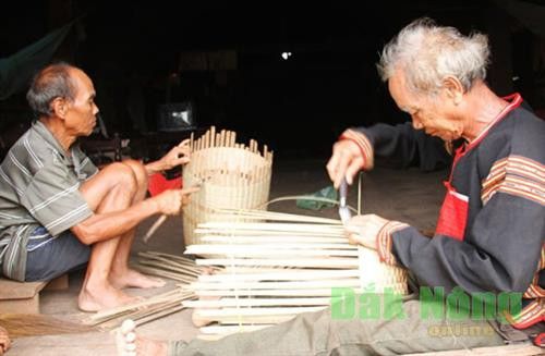 Người M’nông đan gùi mới Người M’nông đan gùi mới