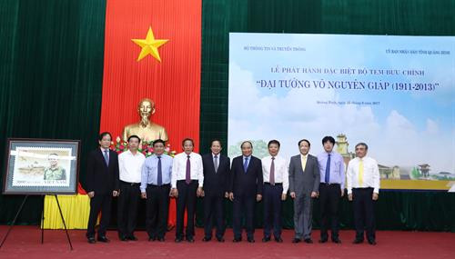 Thủ tướng Nguyễn Xuân Phúc và các đại biểu tại lễ phát hành. Ảnh: Thống Nhất-TTXVN Thủ tướng Nguyễn Xuân Phúc và các đại biểu tại lễ phát hành. Ảnh: Thống Nhất-TTXVN