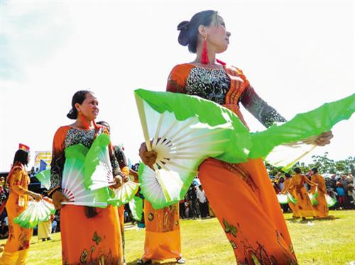 Múa quạt trong ngày hội Kate. Múa quạt trong ngày hội Kate.
