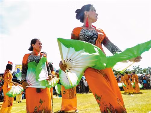 Múa quạt trong ngày hội Kate.