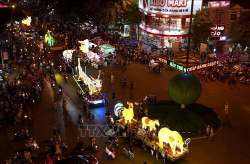 Những mô hình đèn lồng khổng lồ được người dân xứ Tuyên chuyển hóa từ những câu chuyện cổ tích, truyện ngụ ngôn, danh lam thắng cảnh. Ảnh: Văn Tý-TTXVN Những mô hình đèn lồng khổng lồ được người dân xứ Tuyên chuyển hóa từ những câu chuyện cổ tích, truyện ngụ ngôn, danh lam thắng cảnh. Ảnh: Văn Tý-TTXVN Những mô hình đèn lồng khổng lồ được người dân xứ Tuyên chuyển hóa từ những câu chuyện cổ tích, truyện ngụ ngôn, danh lam thắng cảnh. Ảnh: Văn Tý-TTXVN Những mô hình đèn lồng khổng lồ được người dân xứ Tuyên chuyển hóa từ những câu chuyện cổ tích, truyện ngụ ngôn, danh lam thắng cảnh. Ảnh: Văn Tý-TTXVN Khoảng 90 mô hình đèn trung thu khổng lồ sẽ được rước diễu trong lễ hội, thu hút sự tham gia của hàng vạn du khách trong nước. Ảnh: Văn Tý-TTXVN Những mô hình đèn lồng khổng lồ được người dân xứ Tuyên chuyển hóa từ những câu chuyện cổ tích, truyện ngụ ngôn, danh lam thắng cảnh. Ảnh: Văn Tý-TTXVN Những mô hình đèn lồng khổng lồ được người dân xứ Tuyên chuyển hóa từ những câu chuyện cổ tích, truyện ngụ ngôn, danh lam thắng cảnh. Ảnh: Văn Tý-TTXVN Những mô hình đèn lồng khổng lồ được người dân xứ Tuyên chuyển hóa từ những câu chuyện cổ tích, truyện ngụ ngôn, danh lam thắng cảnh. Ảnh: Văn Tý-TTXVN Những mô hình đèn lồng khổng lồ được người dân xứ Tuyên chuyển hóa từ những câu chuyện cổ tích, truyện ngụ ngôn, danh lam thắng cảnh. Ảnh: Văn Tý-TTXVN Khoảng 90 mô hình đèn trung thu khổng lồ sẽ được rước diễu trong lễ hội, thu hút sự tham gia của hàng vạn du khách trong nước. Ảnh: Văn Tý-TTXVN