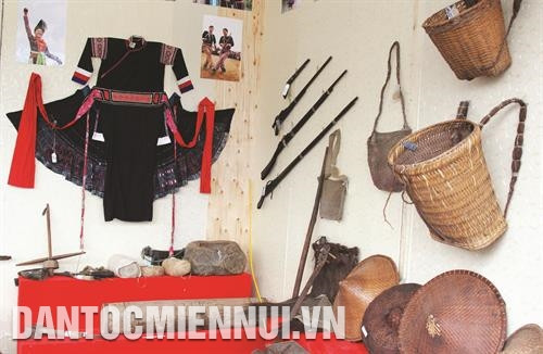 Một góc Không gian trưng bày triển lãm ảnh, hiện vật “Văn hóa dân tộc tỉnh Lai Châu”