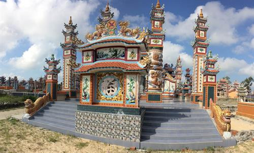 Phú Vang được mệnh danh là " Thành phố lăng mộ" ở Huế Phú Vang được mệnh danh là " Thành phố lăng mộ" ở Huế