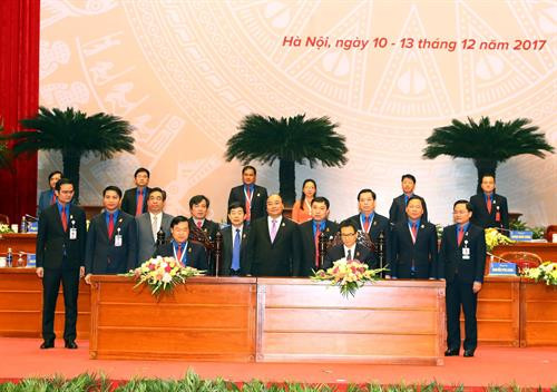 Thủ tướng Nguyễn Xuân Phúc chứng kiến lễ ký Nghị quyết liên tịch về Quy chế phối hợp giữa Chính phủ với Ban Chấp hành Trung ương Đoàn Thanh niên Cộng sản Hồ Chí Minh giai đoạn 2017-2022. Ảnh: TTXVN Thủ tướng Nguyễn Xuân Phúc chứng kiến lễ ký Nghị quyết liên tịch về Quy chế phối hợp giữa Chính phủ với Ban Chấp hành Trung ương Đoàn Thanh niên Cộng sản Hồ Chí Minh giai đoạn 2017-2022. Ảnh: TTXVN