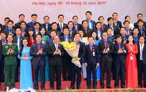 Thủ tướng Nguyễn Xuân Phúc tặng hoa cho Ban Đoàn Trung ương Đoàn Thanh niên Cộng sản Hồ Chí Minh Khoá XI, nhiệm kỳ 2017-2022. Ảnh: TTXVN Thủ tướng Nguyễn Xuân Phúc tặng hoa cho Ban Đoàn Trung ương Đoàn Thanh niên Cộng sản Hồ Chí Minh Khoá XI, nhiệm kỳ 2017-2022. Ảnh: TTXVN