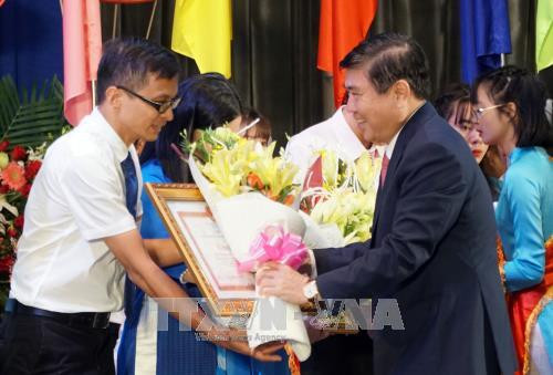 Chủ tịch Ủy ban Nhân dân Thành phố Nguyễn Thành Phong trao bằng khen cho các giảng viên trường Đại học Bách Khoa Thành phố Hồ Chí Minh. Ảnh: Phương Vy-TTXVN