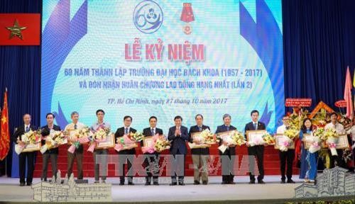 Chủ tịch Ủy ban Nhân dân Thành phố Nguyễn Thành Phong trao bằng khen cho các giảng viên trường Đại học Bách Khoa Thành phố Hồ Chí Minh. Ảnh: Phương Vy-TTXVN