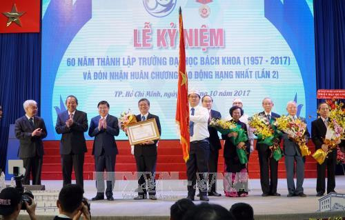 Phó Thủ tướng Trương Hoà Bình trao Huân chương Lao động Hạng 1 cho trường Đại học Bách Khoa Thành phố Hồ Chí Minh. Ảnh: Phương Vy-TTXVN