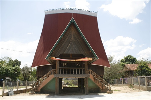 Nhà Rông văn hóa xã Ia Xiêr, huyện Sa Thầy (Kon Tum) bị "tôn hóa". Ảnh: Hồng Điệp – TTXVN. Nhà Rông văn hóa xã Ia Xiêr, huyện Sa Thầy (Kon Tum) bị "tôn hóa". Ảnh: Hồng Điệp – TTXVN.