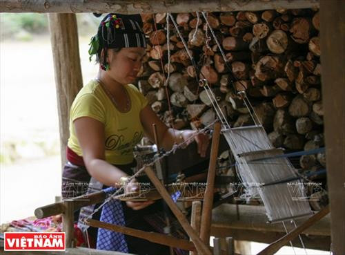 Người Lự và nét thời trang hiện đại trong trang phục truyền thống ảnh 1 Người Lự và nét thời trang hiện đại trong trang phục truyền thống ảnh 1