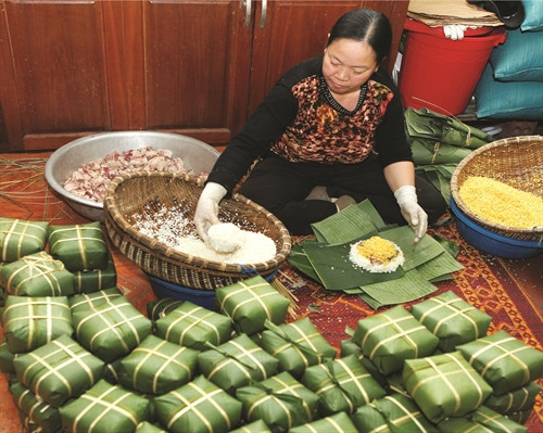 Bánh chưng là loại bánh không thể thiếu trong ngày Tết của người Kinh. Bánh chưng được gói bằng lá dong, bên trong có gạo nếp, đỗ xanh, thịt và có hình vuông Bánh chưng là loại bánh không thể thiếu trong ngày Tết của người Kinh. Bánh chưng được gói bằng lá dong, bên trong có gạo nếp, đỗ xanh, thịt và có hình vuông