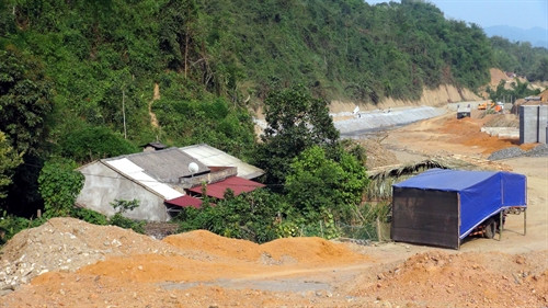 Gần một trăm hộ dân trong vùng lòng hồ đang sống trong cảnh rất khó khăn, thấp thỏm lo âu. Gần một trăm hộ dân trong vùng lòng hồ đang sống trong cảnh rất khó khăn, thấp thỏm lo âu.