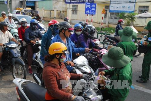 Nhân viên Xí nghiệp Quản lý phà Thanh niên xung phong đã được tăng cường nhân viên bán vé từ xa cho các phương tiện qua phà nhằm giảm ách tắc giao thông khi qua phà. Ảnh: Mạnh Linh-TTXVN