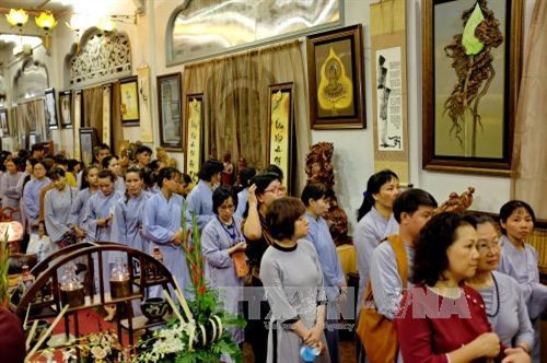 Chư tôn giáo phẩm cùng đông đảo phật tử tham quan triển lãm văn hóa nghệ thuật Phật giáo với hơn 500 tác phẩm từ tranh ảnh, tượng và sản phẩm điêu khắc tại tuần lễ văn hóa. Ảnh: Thế Anh-TTXVN