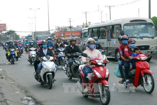 Dòng người từ các tỉnh đồng bằng sông Cửu Long đổ về thành phố Hồ Chí Minh, đoạn qua huyện Bình Chánh cửa ngõ miền Tây mỗi lúc một đông. Ảnh: Mạnh Linh-TTXVN