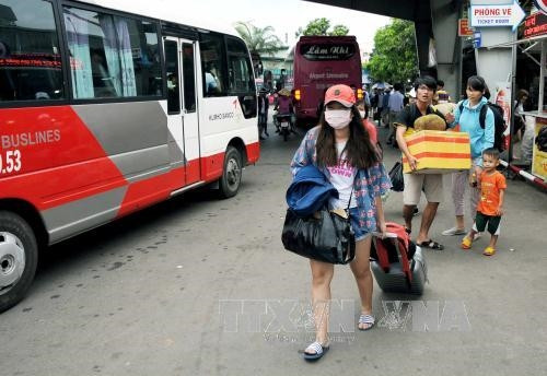 Người dân trở lại thành phố làm việc tại Bến xe Miền Đông, Thành phố Hồ Chí Minh. Ảnh: An Hiếu - TTXVN