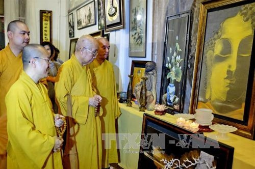 Chư tôn giáo phẩm cùng đông đảo phật tử tham quan triển lãm văn hóa nghệ thuật Phật giáo với hơn 500 tác phẩm từ tranh ảnh, tượng và sản phẩm điêu khắc tại tuần lễ văn hóa. Ảnh: Thế Anh-TTXVN