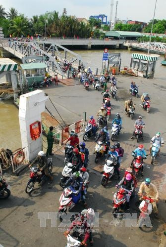 Dòng người từ tỉnh Đồng Nai, Bà Rịa - Vũng Tàu đổ về thành phố Hồ Chí Minh qua phà Cát Lái mỗi lúc một đông. Ảnh: Mạnh Linh-TTXVN