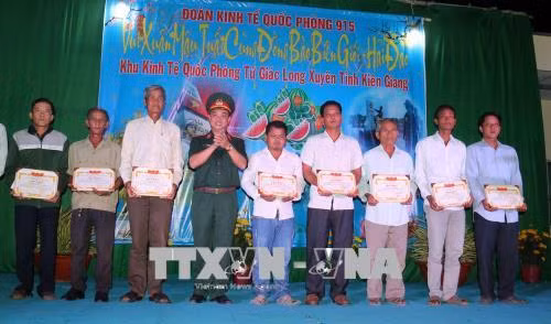 Đoàn Kinh tế Quốc phòng 915 trao qùa tết cho người nghèo. Ảnh: Lê Sen – TTXVN