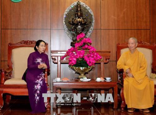 Bà Võ Thị Dung (trái), Phó Bí thư Thành uỷ Thành phố Hồ Chí Minh và Hoà thượng Thích Trí Quảng, Phó Pháp chủ kiêm Giám luật Hội đồng Chứng minh GHPGVN, Trưởng Ban trị sự GHPGVN Thành phố Hồ Chí Minh. Ảnh: Quang Nhựt – TTXVN