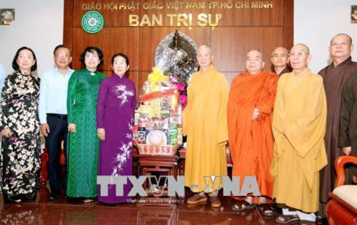 Bà Võ Thị Dung (thứ 4 từ trái), Phó Bí thư Thành uỷ Thành phố Hồ Chí Minh chúc mừng Chư tôn đức Ban trị sự GHPGVN TP.HCM. Ảnh: Quang Nhựt - TTXVN