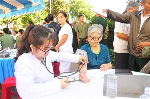 Khám bệnh cho hội viên Hội cựu chiến binh huyện Bù Đốp Ảnh: K GỬIH -TTXVN