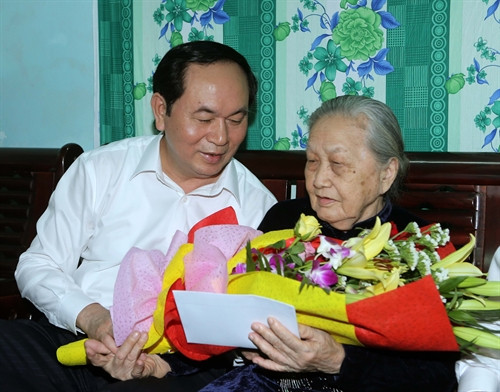Chủ tịch nước Trần Đại Quang tới thăm Mẹ Việt Nam Anh hùng Đặng Thị Trọng tại phường Hải Châu 1, quận Hải Châu, trong chuyến thăm và làm việc tại Đà Nẵng. Ảnh: Nhan Sáng-TTXVN