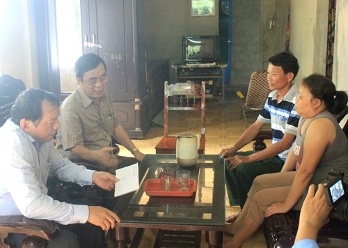 Đại diện lãnh đạo tỉnh Quảng Trị thăm và tặng quà cho hộ ngư dân có hoàn cảnh khó khăn. Ảnh: Thanh Thủy-TTXVN