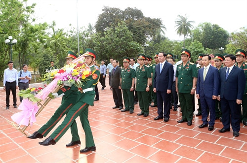 Chủ tịch nước Trần Đại Quang dâng hương tại Nhà tưởng niệm Chủ tịch Hồ Chí Minh tại Trụ sở Bộ Tư lệnh Quân khu 5. Ảnh: Nhan Sáng-TTXVN