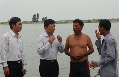 Ông Nguyễn Hữu Hoài (thứ hai từ trái sang), Chủ tịch UBND tỉnh Quảng Bình thăm hỏi và lắng nghe những tâm tư nguyện vọng của người dân xã Đức Trạch, Bố Trạch, Quảng Bình. Ảnh: Đức Thọ - TTXVN