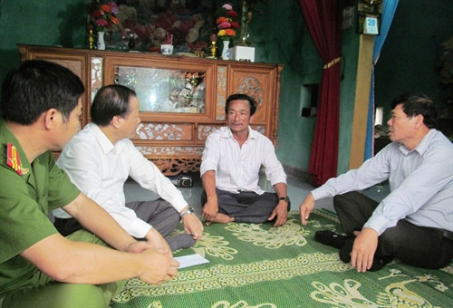 Chủ tịch Ủy ban Mặt trận Tổ quốc Việt Nam tỉnh Quảng Bình Trần Văn Tuân và đoàn công tác thăm hỏi và động viên ngư dân ở xã Ngư Thủy Bắc, huyện Lệ Thủy, tỉnh Quảng Bình. Ảnh: Võ Dung - TTXVN