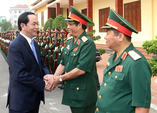 Chủ tịch nước Trần Đại Quang với các tướng lĩnh Bộ Tư lệnh Quân khu 5. Ảnh: Nhan Sáng-TTXVN