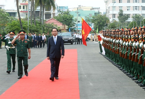 Chủ tịch nước Trần Đại Quang thăm và làm việc với Bộ Tư lệnh Quân khu 5. Trong ảnh: .Chủ tịch nước Trần Đại Quang duyệt đội danh dự. Ảnh: Nhan Sáng-TTXVN