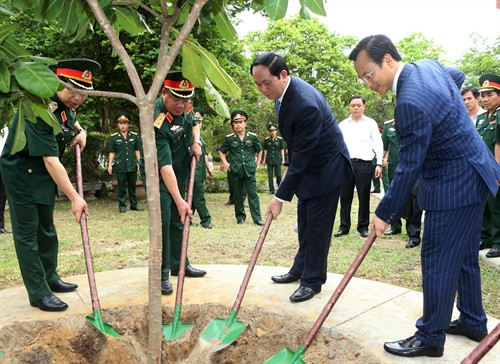 Chủ tịch nước Trần Đại Quang trồng cây lưu niệm tại Trụ sở Bộ Tư lệnh Quân khu 5. Ảnh: Nhan Sáng-TTXVN