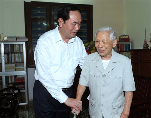 Chủ tịch nước Trần Đại Quang tới thăm ông Trần Thận, lão thành cách mạng tại phường Thạch Thang, quận Hải Châu, trong chuyến thăm và làm việc tại Đà Nẵng. Ảnh: Nhan Sáng-TTXVN