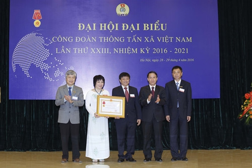 Đồng chí Nguyễn Đức Lợi, Ủy viên Trung ương Đảng Bí thư Đảng Ủy, Tổng Giám đốc TTXVN trao Huân chương Lao động hạng Nhất cho Công đoàn TTXVN. Ảnh: An Đăng – TTXVN Đồng chí Nguyễn Đức Lợi, Ủy viên Trung ương Đảng Bí thư Đảng Ủy, Tổng Giám đốc TTXVN trao Huân chương Lao động hạng Nhất cho Công đoàn TTXVN. Ảnh: An Đăng – TTXVN