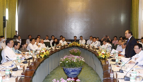Thủ tướng Nguyễn Xuân Phúc và các Phó Thủ tướng làm việc với các Bộ trưởng, các thành viên chính phủ để giải quyết các kiến nghị vướng mắc của doanh nghiệp.Trong ảnh: Thủ tướng Nguyễn Xuân Phúc phát biểu tại buổi làm việc. Ảnh: Thống Nhất-TTXVN