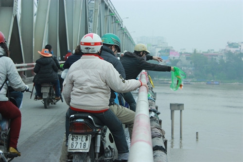 Tết ông Công ông Táo, lại chuyện xả rác sông Hồng ảnh 9