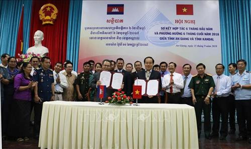 Lãnh đạo hai tỉnh An Giang (Việt Nam) và Kandal (Campuchia) trao bản ký thỏa thuận hợp tác trong 6 tháng cuối năm 2018. Ảnh: Vương Thoại Trung-TTXVN Lãnh đạo hai tỉnh An Giang (Việt Nam) và Kandal (Campuchia) trao bản ký thỏa thuận hợp tác trong 6 tháng cuối năm 2018. Ảnh: Vương Thoại Trung-TTXVN