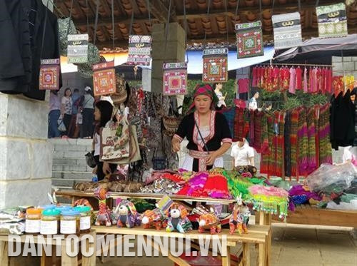 Phiên chợ vùng cao được tái hiện giới thiệu các sản vật độc đáo của đồng bào các dân tộc. Ảnh: Hoàng Tâm