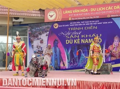 Giới thiệu nghệ thuật sân khấu Dù Kê Nam bộ. Ảnh: Hoàng Tâm