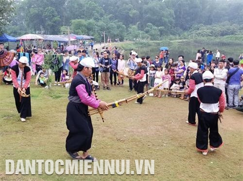 Tiết mục múa khèn của đồng bào Mông thu hút đông đảo khách du lịch. Ảnh: Hoàng Tâm