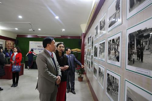 Các đại biểu tham quan triển lãm. Ảnh: Doãn Hoàng Nam - TTXVN Các đại biểu tham quan triển lãm. Ảnh: Doãn Hoàng Nam - TTXVN