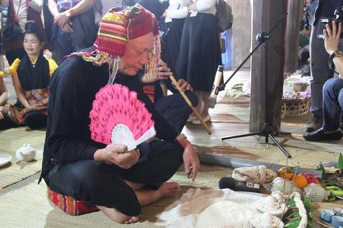 Ông Một thực hiện lễ cúng. Ông Một thực hiện lễ cúng.