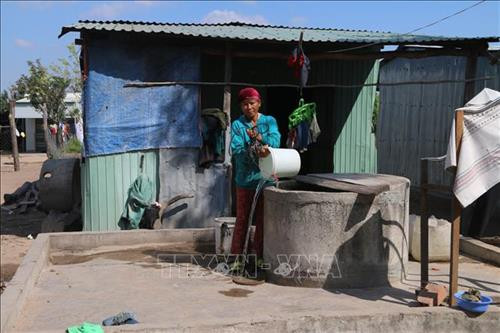 Bà Nay H’Đin (50 tuổi) cho biết nước giếng ở đây không thể sử dụng được vì nhiễm phèn nặng. Ảnh: Hồng Điệp – TTXVN Bà Nay H’Đin (50 tuổi) cho biết nước giếng ở đây không thể sử dụng được vì nhiễm phèn nặng. Ảnh: Hồng Điệp – TTXVN